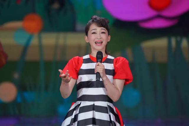 和李思思、朱龙广、乌兰图雅、李伟建、小鹿姐姐一起回到童年