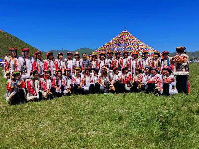 此刻,最大的幸福莫过于 身着迭部特色民族服饰 参加演出 大气浑圆的