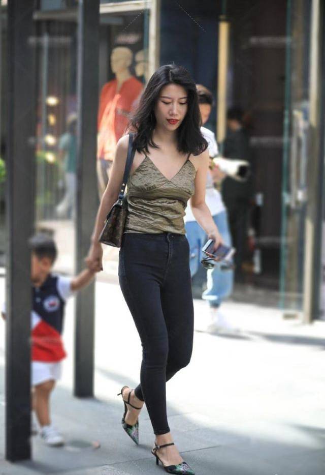 街拍美女:时尚"潮流"辣妈,吊带配长裤,时髦又感性
