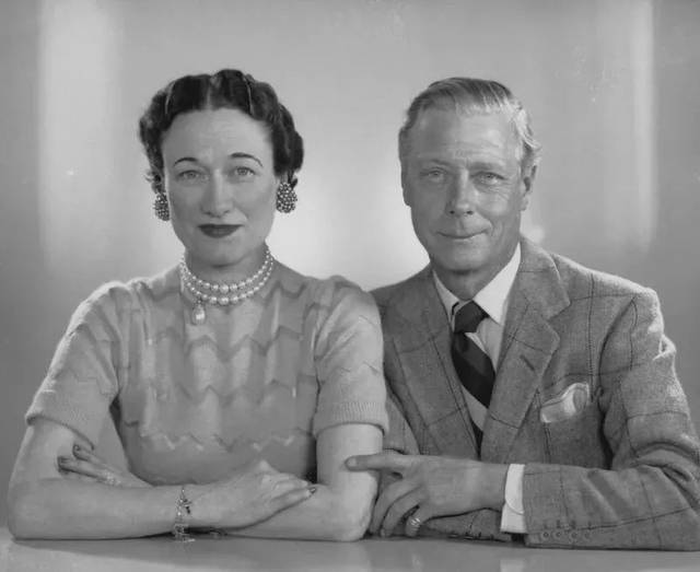 1949年,受温莎公爵的委托jeane为温莎公爵夫人设计这枚号称