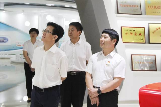 座谈结束后,杨新庆局长与杨焕成董事长共同为"沧州市退役军人培训