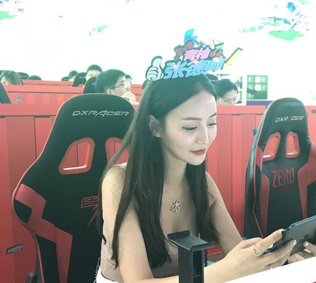 和平精英阿布,青柚终于露脸,最美女粉让人羡慕:当大神