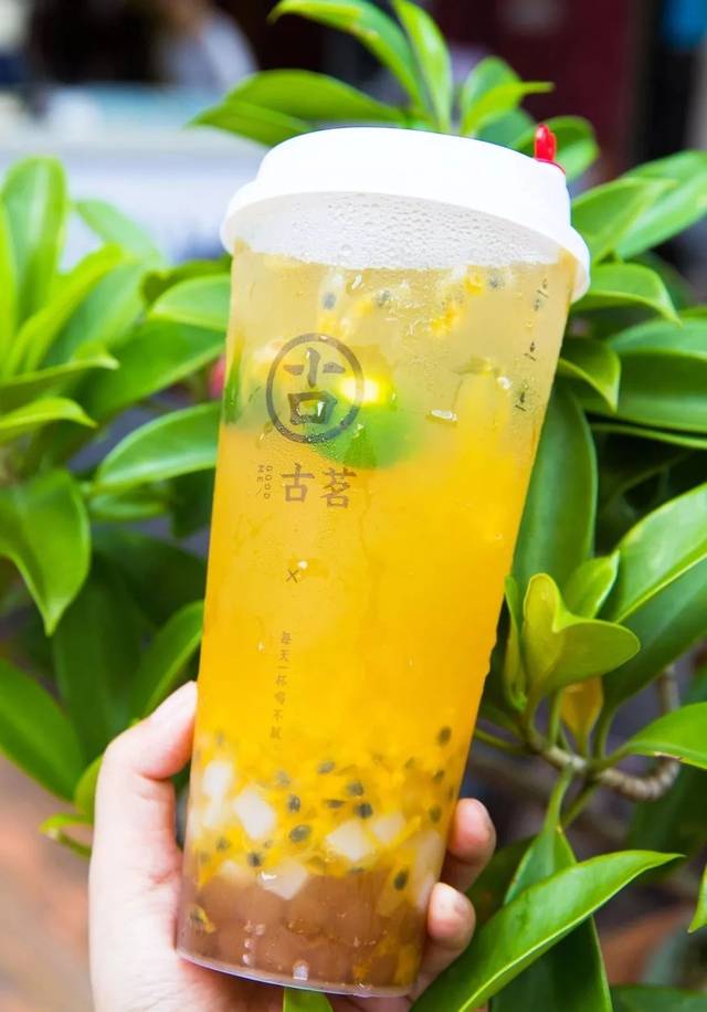 这一杯 满杯金菠萝,颜值与实力并重,明黄的颜色,鹅黄色的外表绝对是
