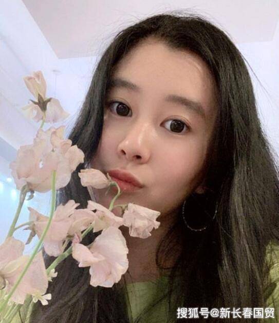 杨子17岁女儿近照曝光,长发披肩清新可人