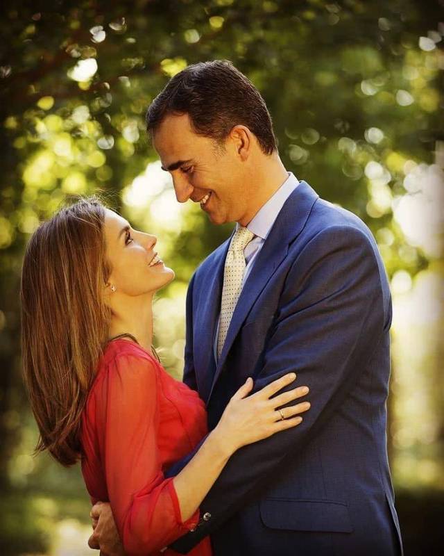 西班牙平民王后真的美吗?翻看老照片后,才知道