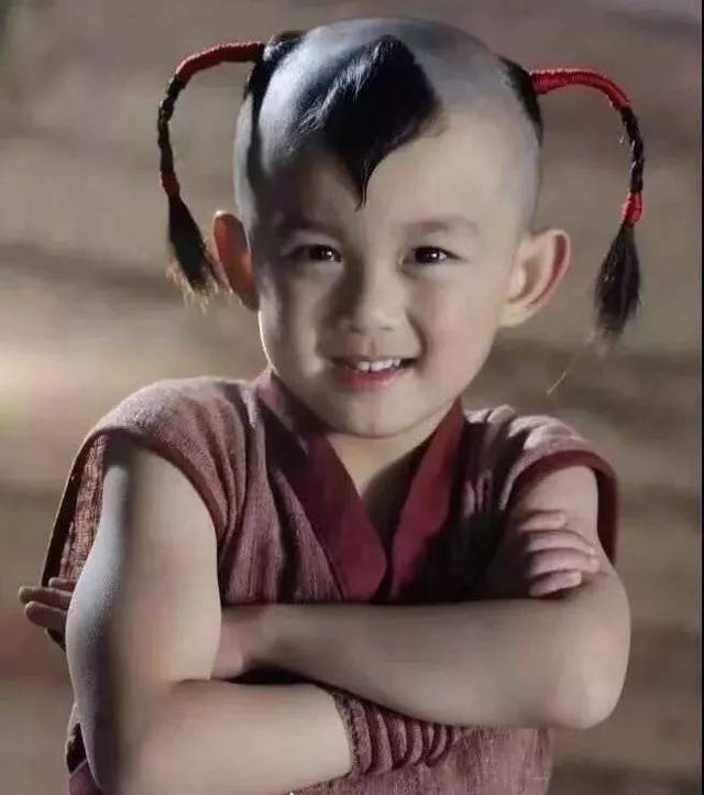 吴磊小时候也演过哪吒,当时就是个小屁孩,扎着两个揪揪,萌化叔叔阿姨