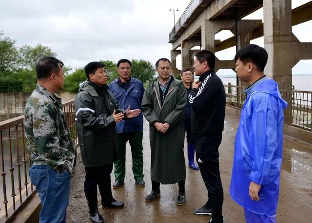 李炳刚一行深入抗洪一线检查,指挥抗洪抢险工作_手机搜狐网