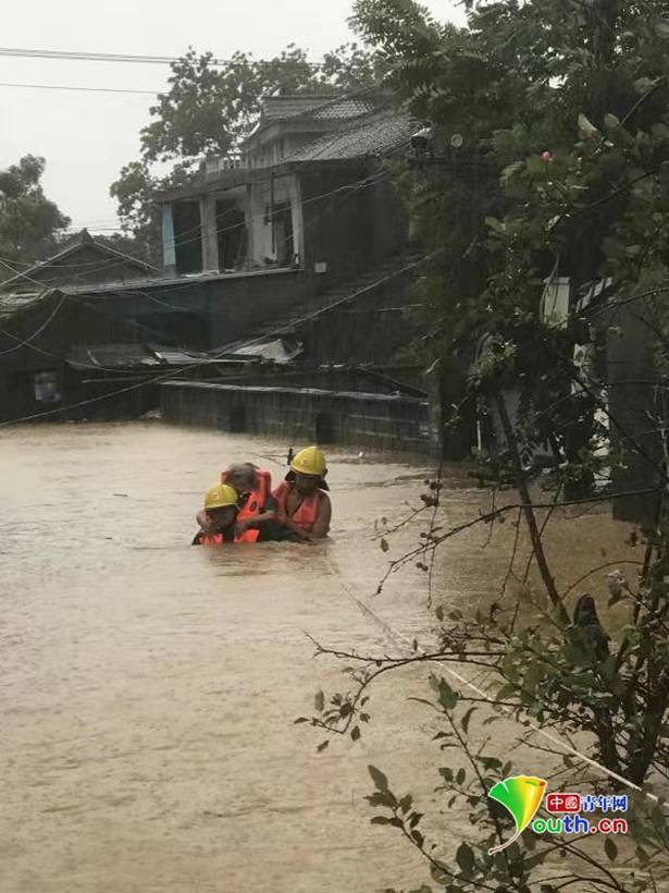 浙江宁波:沙堰村600余人被困 消防紧急营救