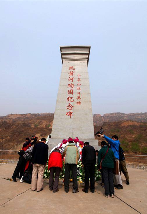 写入正史倒还没有实现,但一座"中条山抗日英雄跳黄河殉国纪念碑"却