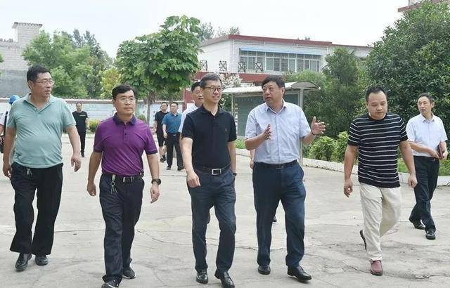 邓州市委书记金浩深入部分乡镇学校调研校园厕所"旱改水"情况