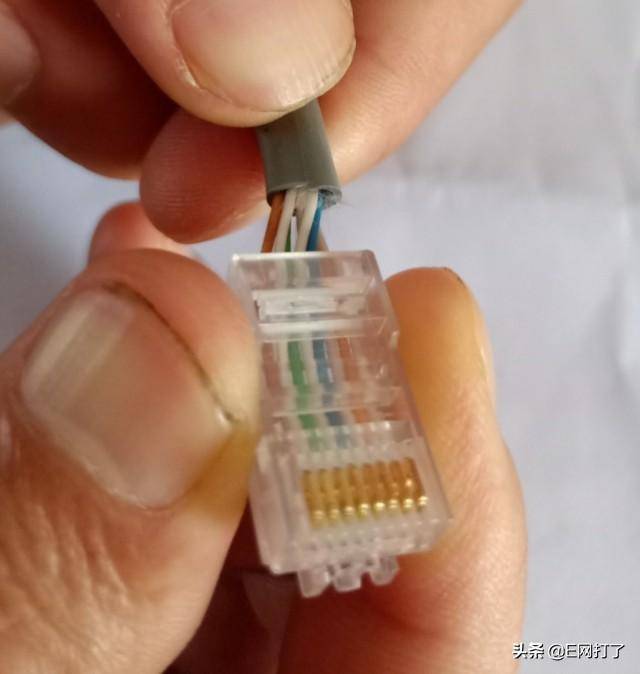 把成功插好的水晶头带线一起插入网线钳的rj45压线口里,并压下网线钳
