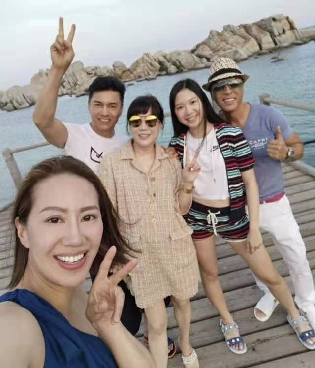 63岁吕良伟与杨小娟近照曝光,保养得太好和妻子同框像