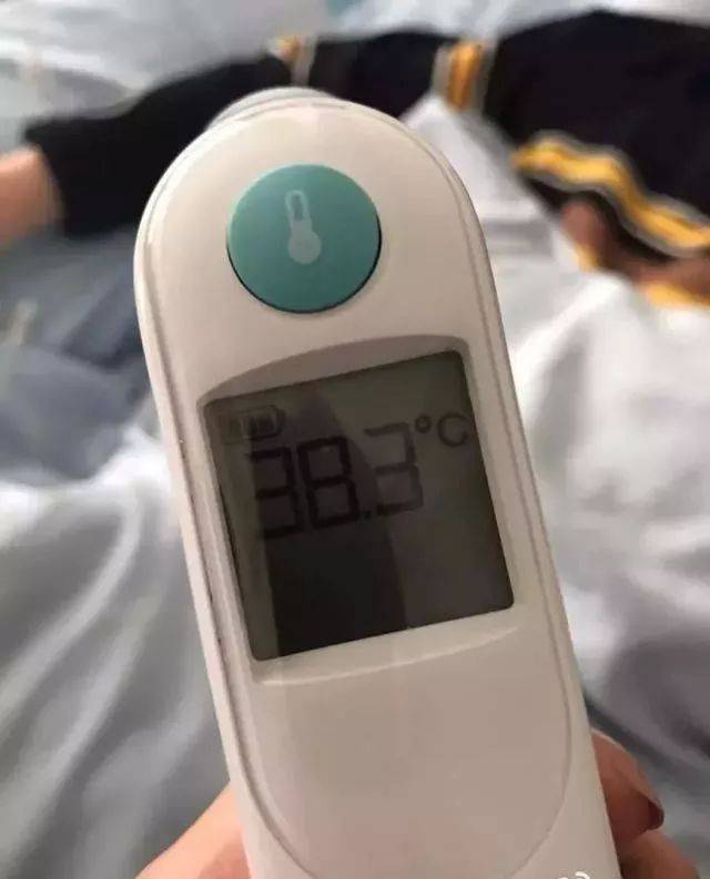 发烧38度手机拍的照片,发烧39度手机拍的照片 这位兄台可是一个发烧38度3都要抱着尿壶躺病床上摆拍的宝货,一看人家
