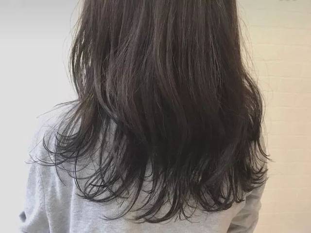 首先如果你 买来给自己或长辈遮白发,建议直接在01黑色,02自然黑,03深