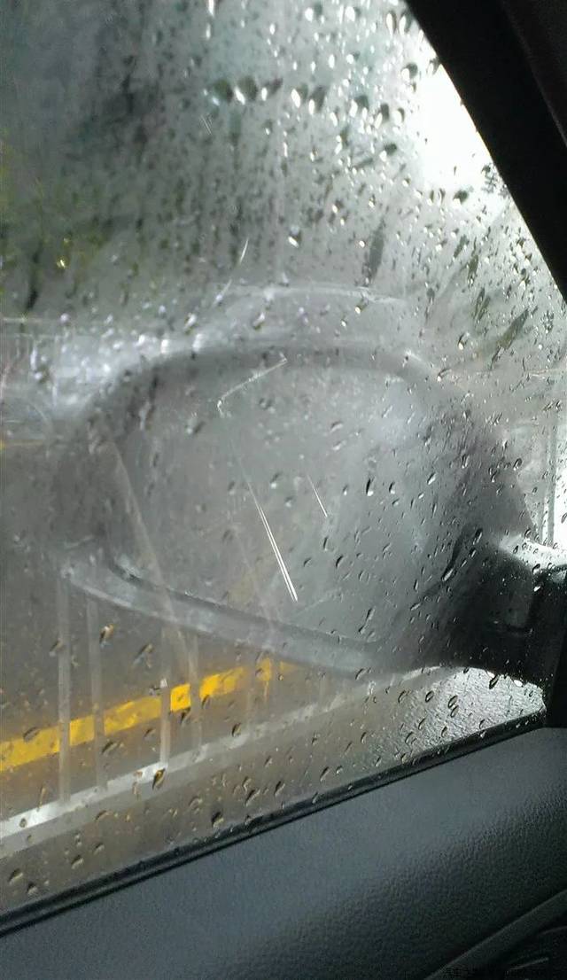 下雨天汽车前玻璃起雾怎么办?