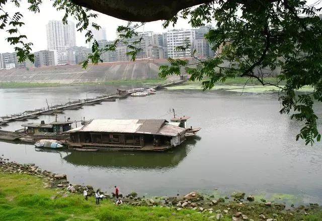 叠象街是内江城区的一条老街道 位于西门桥,人民公园后门之间 这条街