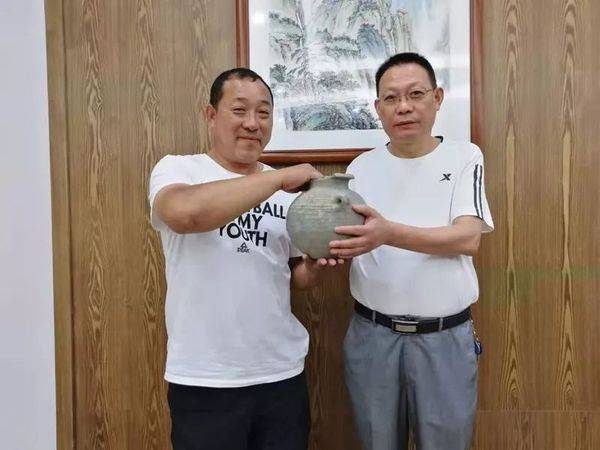 18月10日下午,凤阳三中柳庆明老师来到凤阳县博物馆