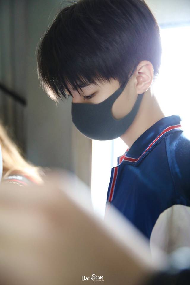 王俊凯广州飞日本,清爽蓝色让夏天延续