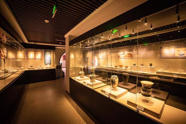 华亭博物馆里展示了各个时代的安口窑精品瓷器.