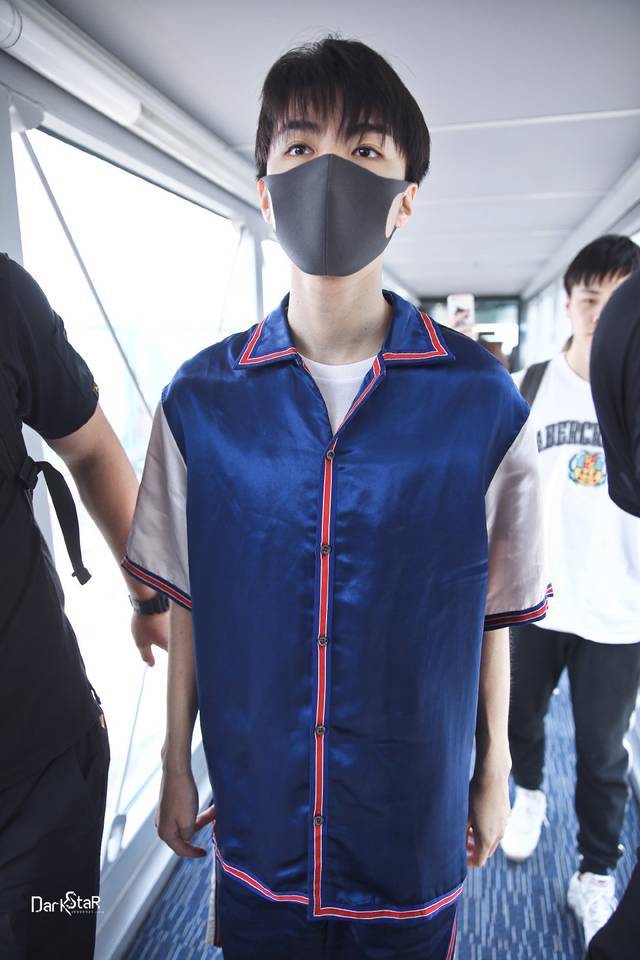 王俊凯广州飞日本 清爽蓝色让夏天延续