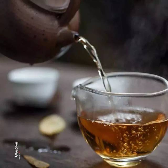 正常储存下的春寿眉茶汤是赤金色,秋香色.