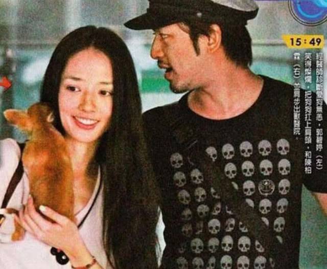 因为当年郭碧婷有被拍到和陈柏霖两人下午在街上约会的牵手照,只不过