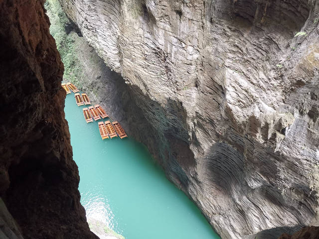 这里是湖北恩施鹤峰深山里的屏山峡谷.