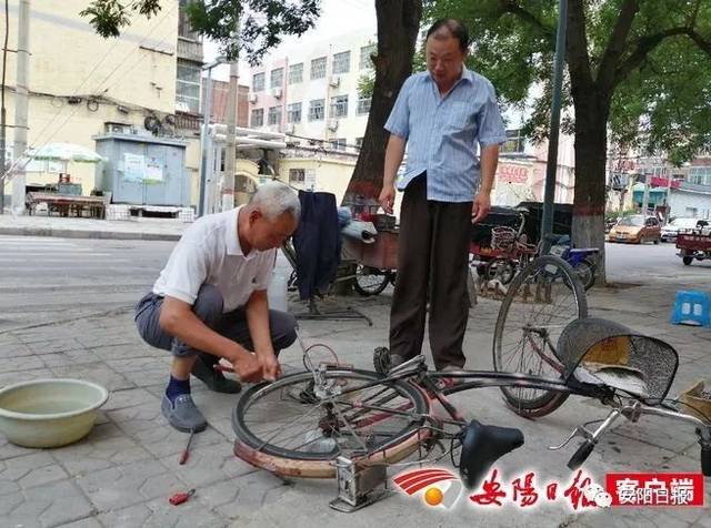 申书堂在为市民修理自行车 申书堂: 我热爱这片土地 申书堂/口述