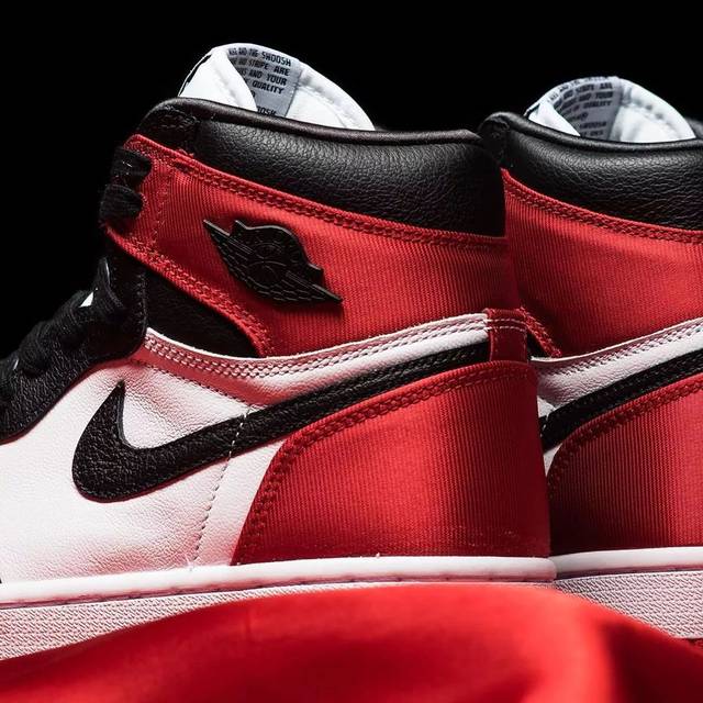 10倍差价的"超低仿 aj 1"和正品有哪些不同|air jordan 1 "丝绸黑脚趾