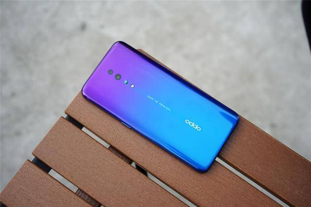 背面的设计方面,oppo reno z提供了极夜黑,星辰紫,珠贝白及珊瑚橙