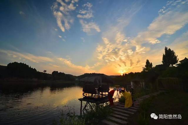 简阳悠然岛 可以都市为家,也可以浪迹天涯 在公交车玻璃上看街景 在