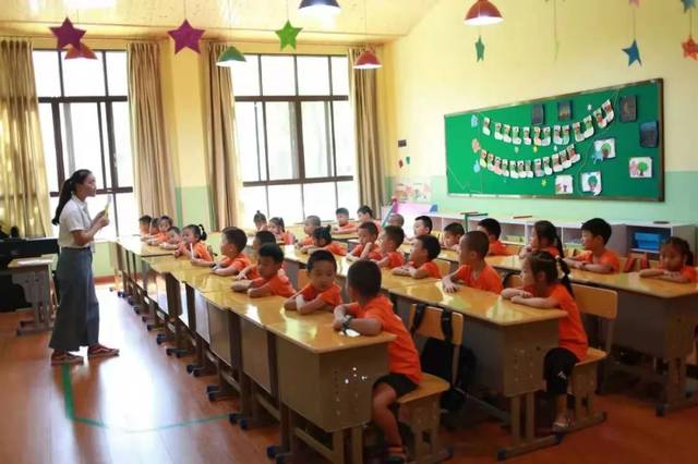 上课了,一班数学,二班语文.孩子们已经有小学生的模样怂.