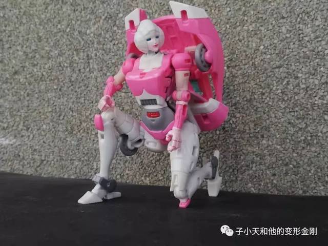 【评玩具】子小天:岑测评《变形金刚 lg10一一阿尔茜,女性变形金刚就