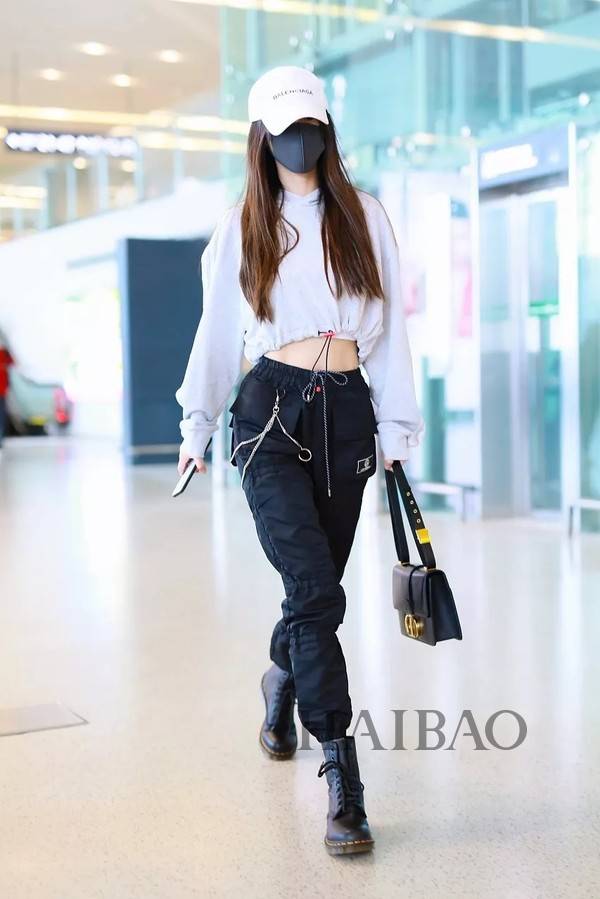 杨颖 (angelababy) 8月4日现身上海机场