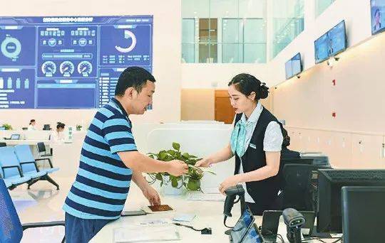 窗口工作人员认真为群众办理政务服务事项