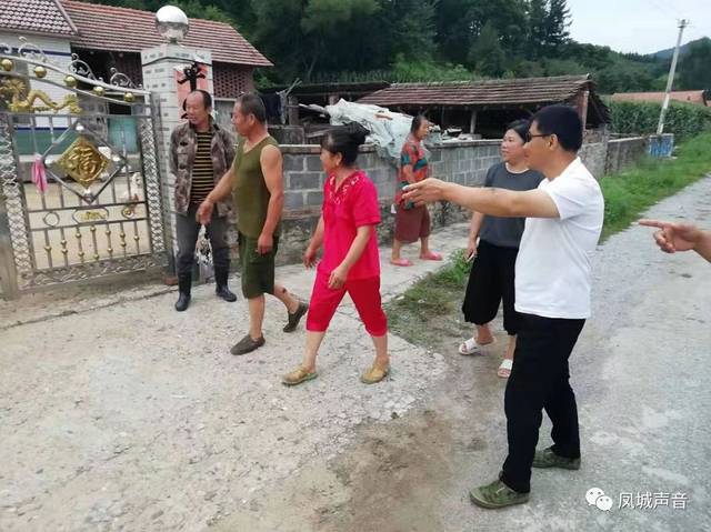 沙里寨镇11日晚,全体机关人员全员皆兵,此图为马坤书记在转移群众中