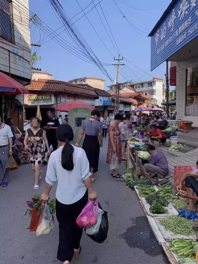 闹心!上饶铅山这条道路变"菜场"又堵又吵 城管局有回应了