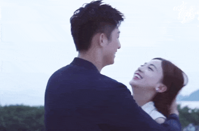 吴谨言双腿缠在黄景瑜臀部,两人上演激情拥吻,这吻戏太