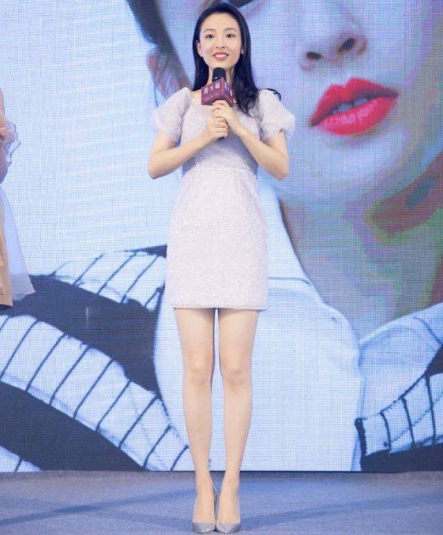 吴倩不愧是武大校花,穿"银河裙"秀"丝袜腿",美到犯规!