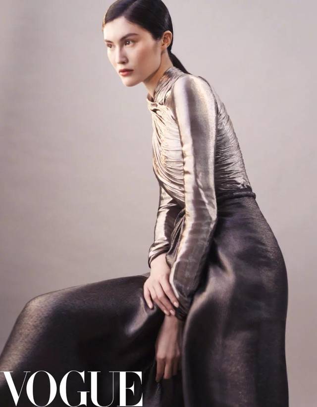 新面孔超模张丽娜登上《时尚芭莎》杂志封面及内页