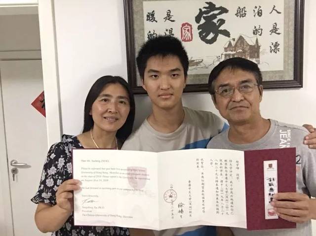 叮咚| 2019级同学和香港中文大学(深圳)录取通知书的合影(第二弹)