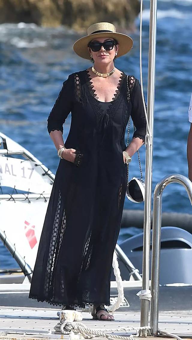 卡戴珊妈妈小男友好殷勤,38岁甘当外公,带娃时