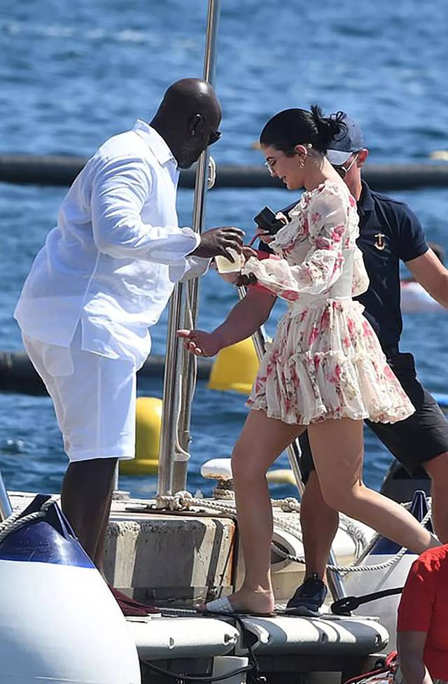 卡戴珊妈妈小男友好殷勤,38岁甘当外公,带娃时