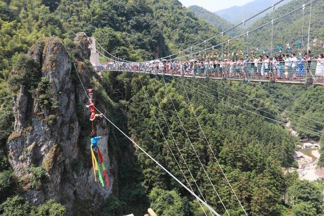 涟源市龙山飞水涯景区:摩托车高空走钢丝,太刺激了!