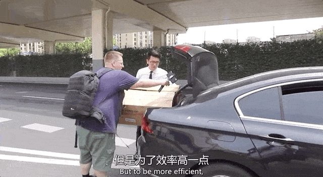 自媒体人阿福thomas带着德国ergobag书包关爱留守儿童