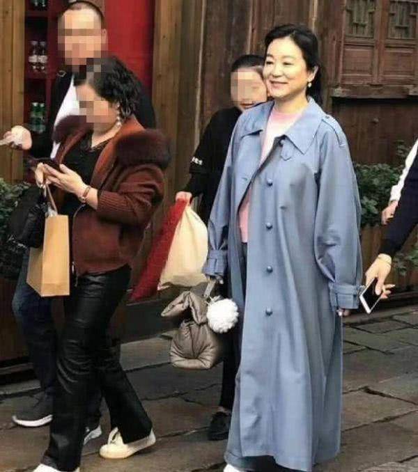 65岁林青霞近照曝光,从不整容的她认真诠释风韵犹存,网友赞