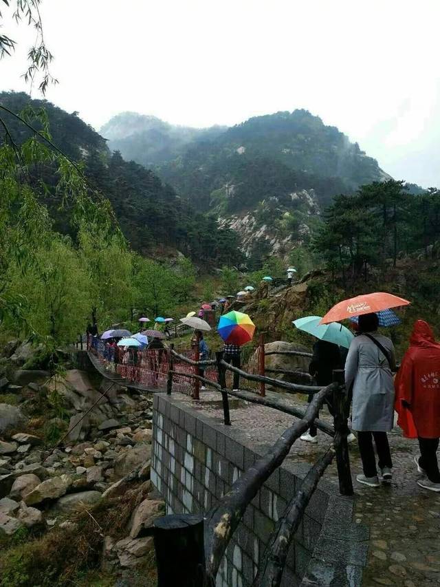 在这里你可观气势磅礴的香水湾瀑布, 登上海拔1032米高的太平顶一览