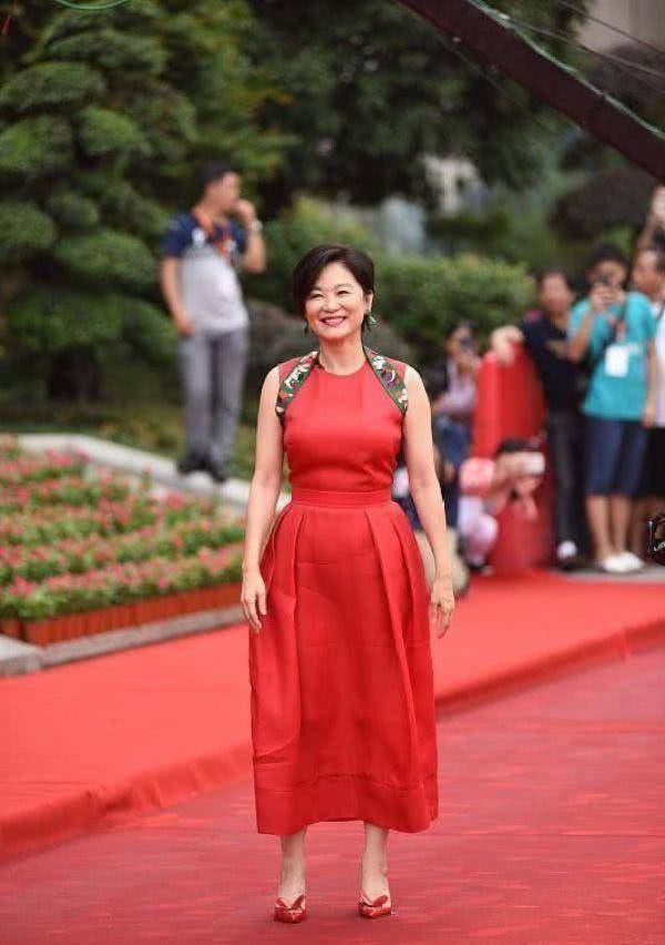 65岁林青霞近照曝光,从不整容的她认真诠释风韵犹存,网友赞