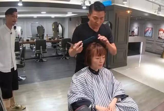 刘德华为鲁豫剪头发,剪完后看到她的发型,网友:可以当