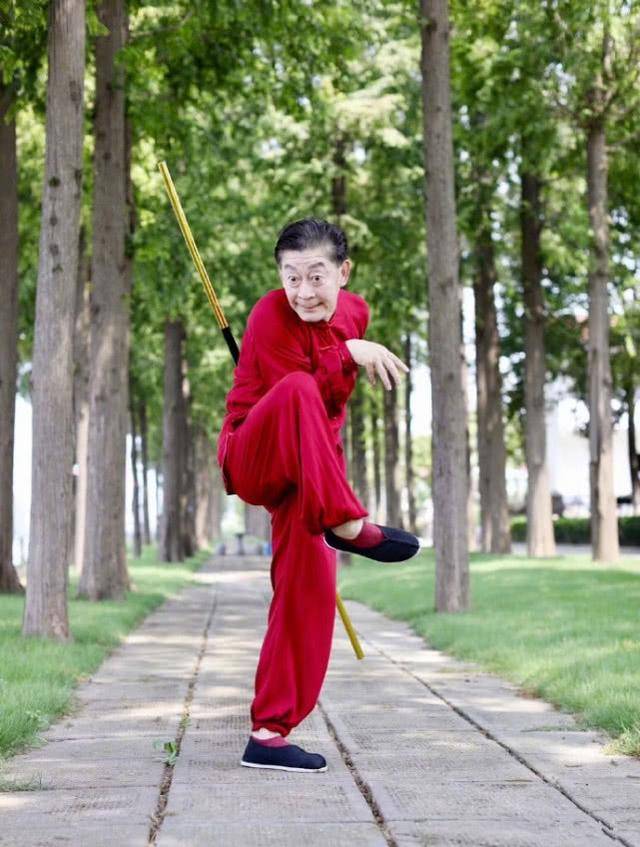 六小龄童晒九宫格孙悟空照,张张动作不一,被赞永远的美猴王